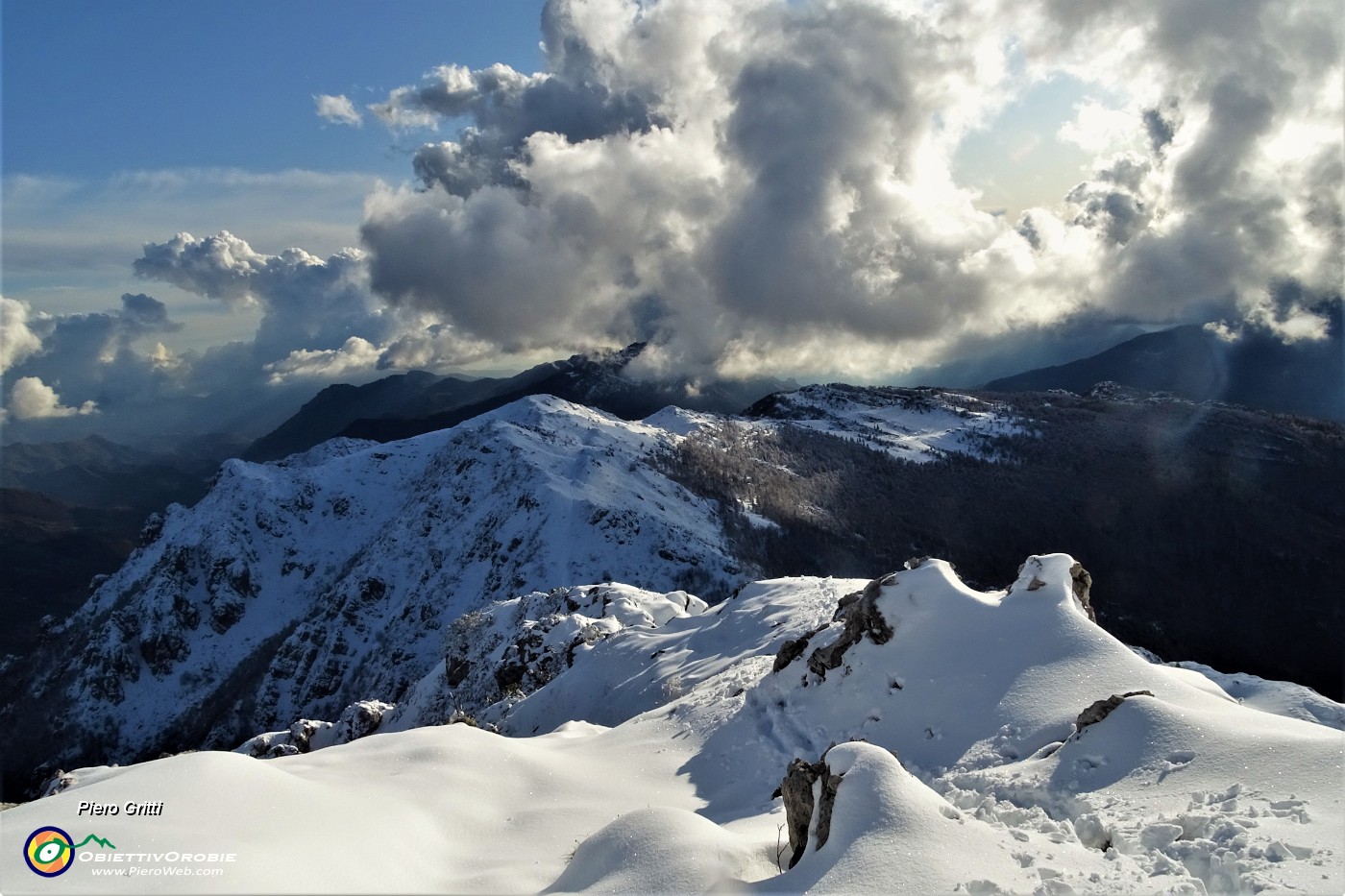 71 Scendo ammirando uno spettacolare panorama di montagne e nuvole.JPG